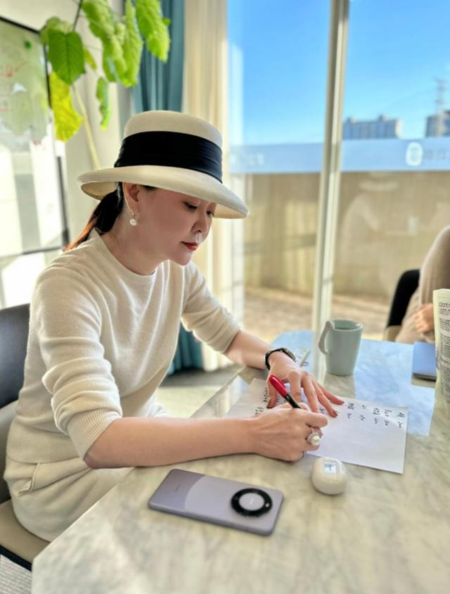 王小骞分享矮小症女儿近况，11岁早早经过2年治疗，身高已长到150