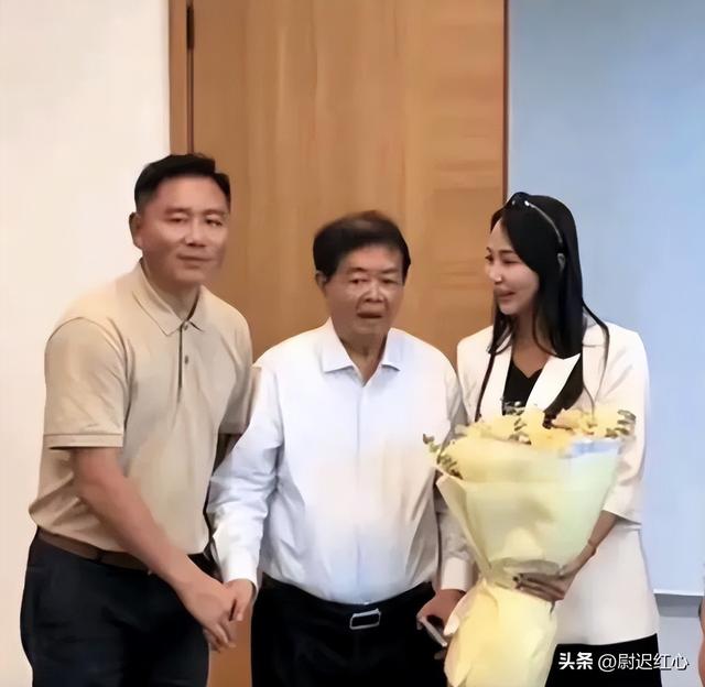 福耀大学宿舍曝光！硬板床被吐槽，网友：放眼全国，这条件都拔尖