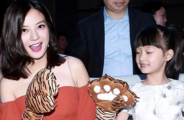1590万资产被冻结！劣迹艺人赵薇走投无路，将15岁女儿当救命稻草