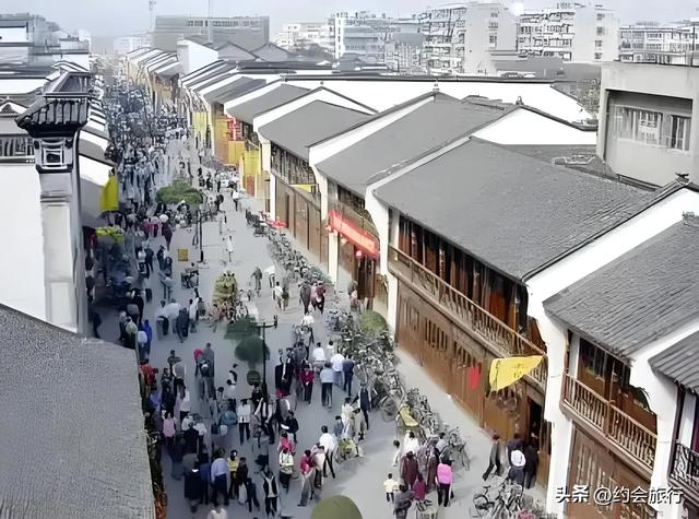 大无语！为啥杭州河坊街的美食又贵又难吃，却还能火成这样？