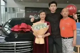 佛山电翰走红之后就带着父母买了一辆奔驰，难怪这么多人想当网红图片