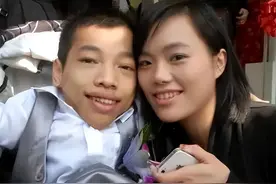 “轮椅总裁”李创利，身高不足一米娶美女助理，如今儿子比他还高图片