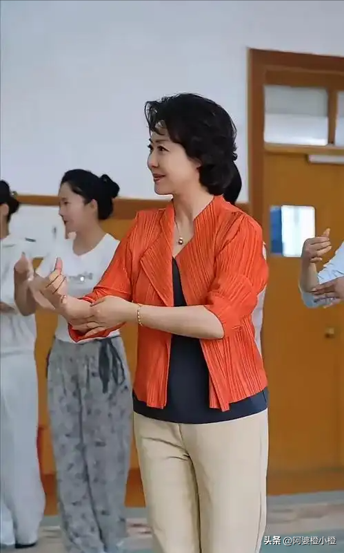 至今未婚未育，身边却有男人陪了近27年！59岁的她才是真人间清醒