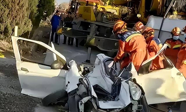 女包公任长霞：扫黑3年04年意外殉职，却在司机身上搜出60万支票