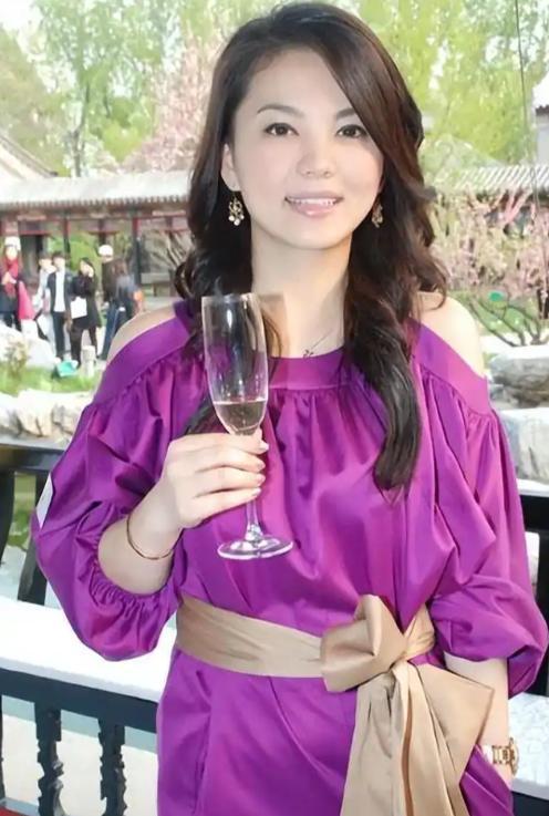 李湘风波再发酵！家境被扒底朝天，父母身份揭秘，原来何炅没说错