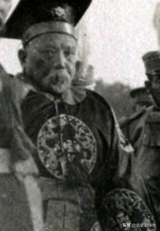 袁世凯的真实老照片：穿龙袍坐龙椅接受朝拜，姨太太确实漂亮！