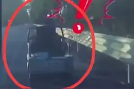 痛心!一对小情侣在车内嬉戏打闹撞上一辆三轮车，致车主当场身亡图片