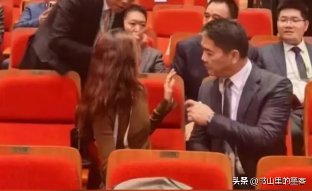 章泽天陪刘强东迪拜过圣诞	，疑住3万一晚酒店，打扮精致却穿脏鞋