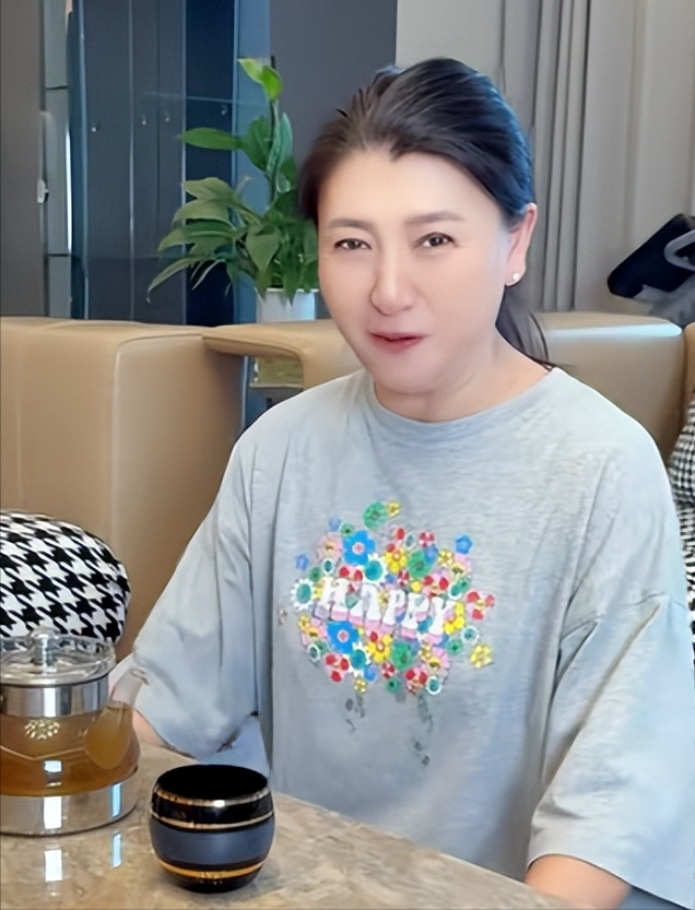 闫学晶事件再升级！官媒下场发文锐评，言辞犀利	，句句直戳她心窝