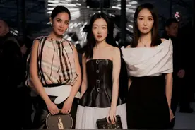 富婆吐槽周冬雨看秀耍大牌，全程臭脸不合作，位置比刘亦菲差太多图片