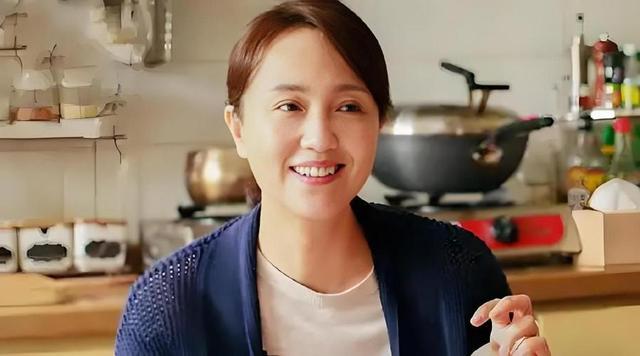 朱媛媛去世不到1年，52岁辛柏青现身春晚彩排，恶心的一幕出现了