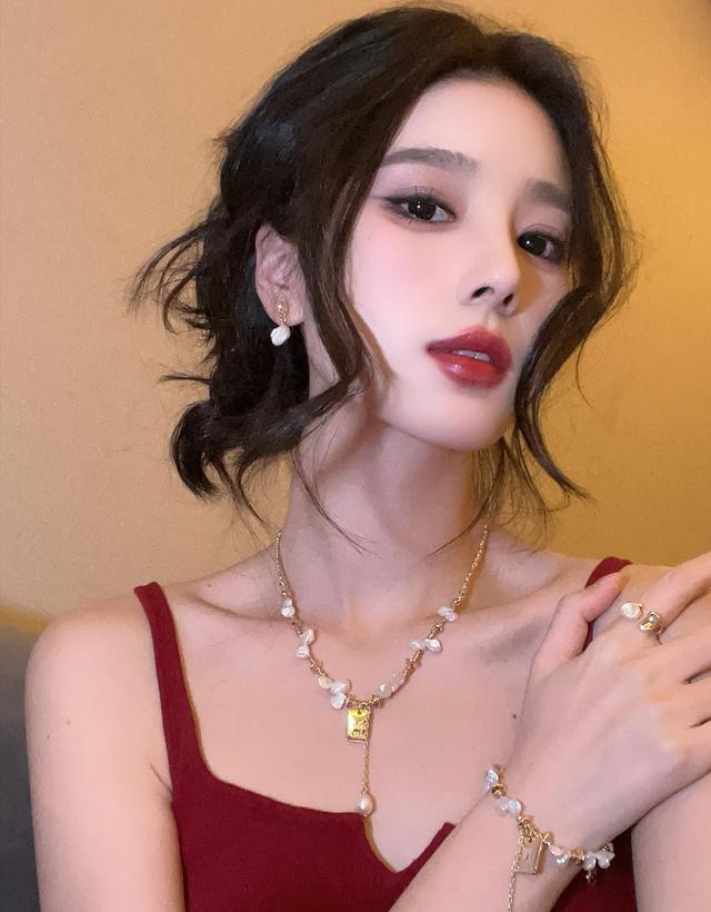 上海一校花美出圈了，貌美迷人，美的无可挑剔，高级满满