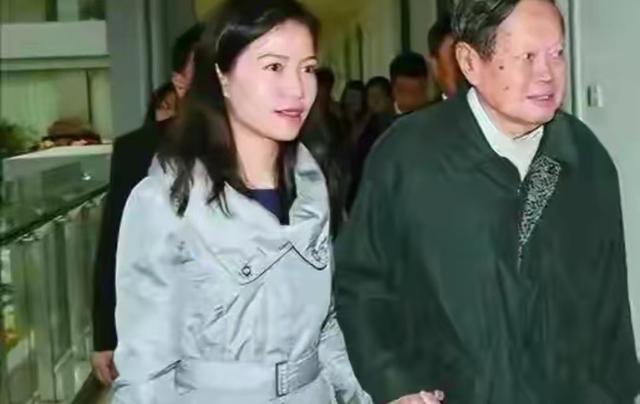 杨振宁妻子翁帆曾自白：为了丈夫的身体，我16年来都是早睡早起