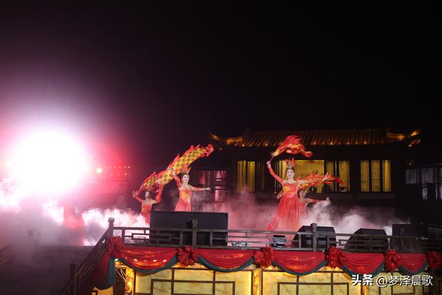 湖北：祥云湾庆典燃爆文旅圈 三喜临门夜 千人天灯点亮浪漫星河‌