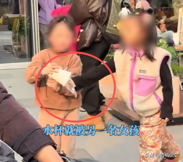 女孩打翻水杯后续：母亲正脸被扒，疑出言反驳网友，丢人丢到国外