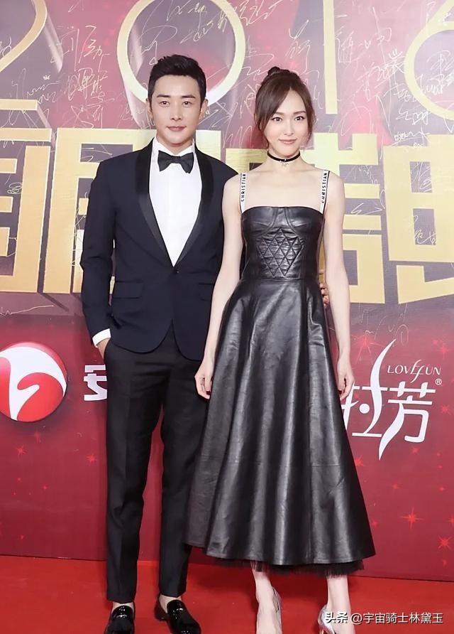 唐嫣现身葬礼！一直挽着罗晋的胳膊，夫妻俩穿黑衣，神情痛苦悲伤