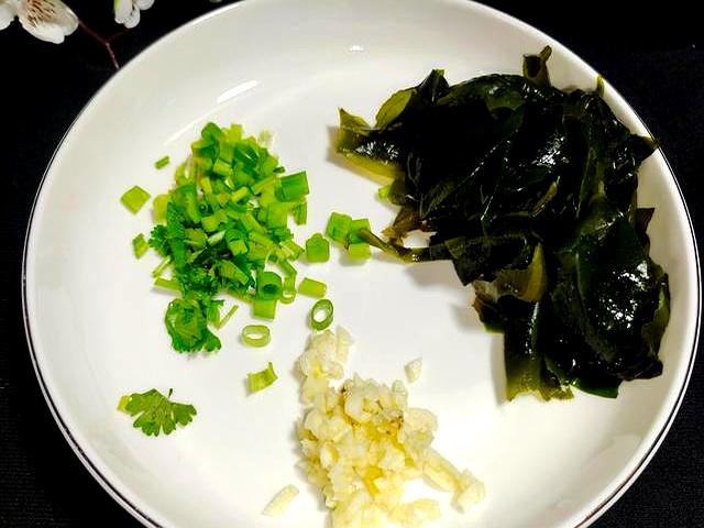 秋天多喝这个汤，3样一起煮一煮，每一口都鲜爽无比、营养满满