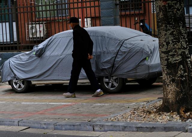 “外包儿女”的生意经：孝顺成为商品，亲情何去何从？