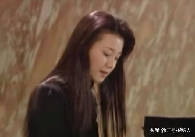 与四婚名导同居三年流产两次不结婚，转身下嫁穷小子，如今咋样？
