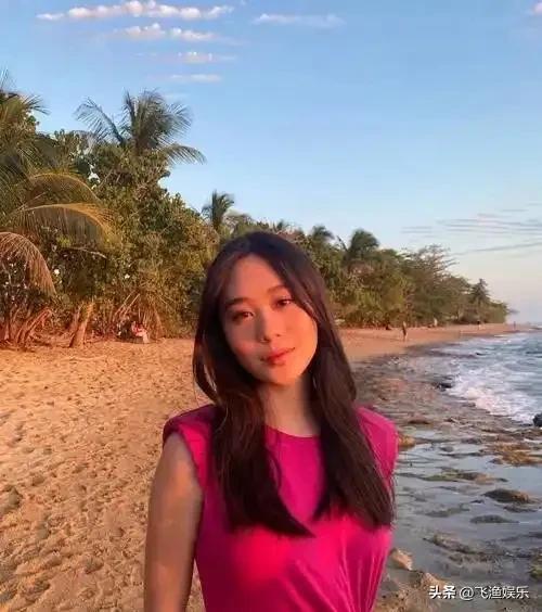 李连杰二女儿李苔蜜五官精致，清丽脱俗，长得漂亮也像李连杰