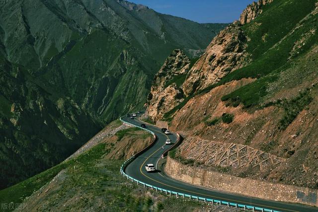 中国最凄美的公路！数万人十年建独库公路，为何每年封闭8个月？