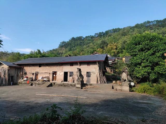 重庆巴南山中藏有一座荒废寺庙，破败不堪，门口石狮守护几百年