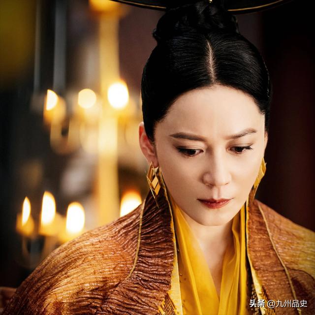 至今未婚未育，身边却有男人陪了近20年！54岁的她才是真人间清醒