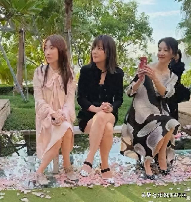 婚姻事业全“泡汤”，沉寂4年后，赵薇罕见露面吃席，面相全变了