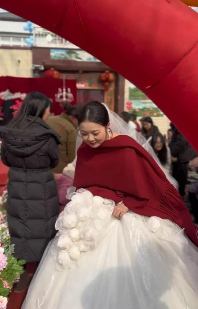 河北新娘因“天庭饱满”走红网络！乡村婚礼惊艳瞬间，尽显福气