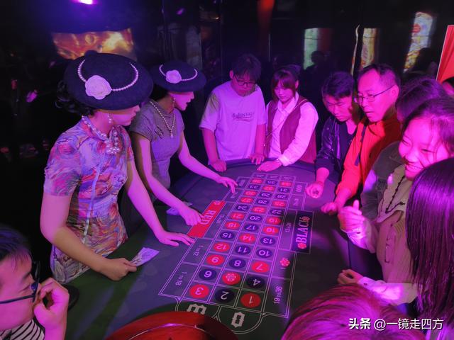 走进郑州中牟建业电影小镇，看各种特色表演，还能参与互动项目。