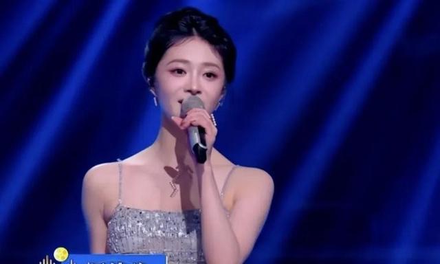 2025年大湾区晚会简直就是一张照妖镜，塑料歌手齐上阵，太搞笑了