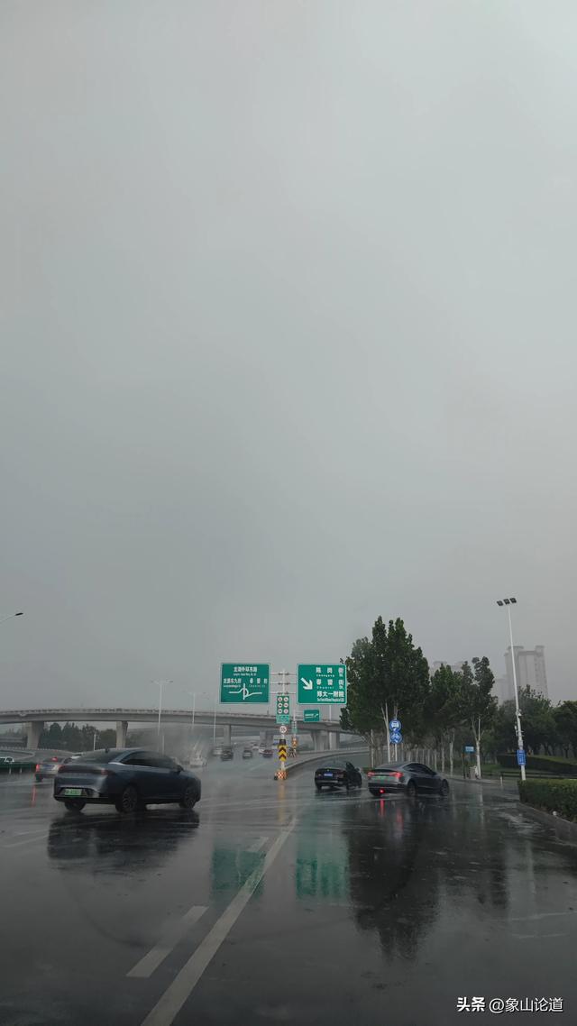 郑州东区20多分钟短时强降雨，导致005乡道有大量积水