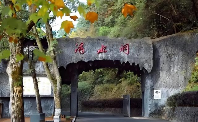 66年毛主席隐居滴水洞11天，期间只出来过一次，坐轮椅走了300米