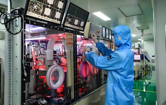 我国首台纳米压印光刻机交付：对标荷兰巨头ASML，直击西方要害