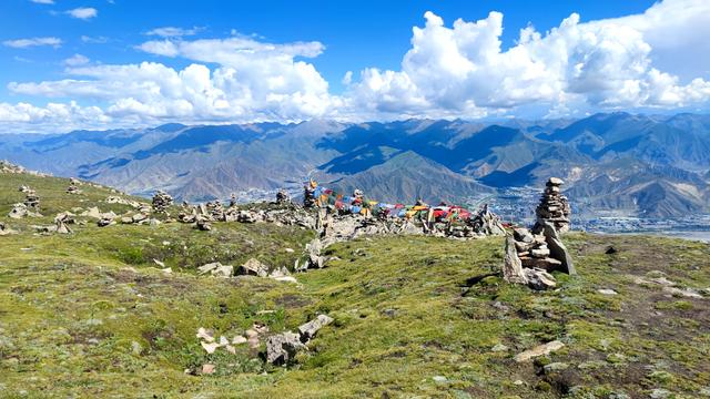 爬拉萨哲蚌寺后山，从海拔3600米到山顶5300米，上下20公里
