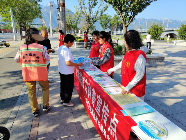 华阴市地震监测与服务中心开展“7.28”防震减灾科普宣传活动