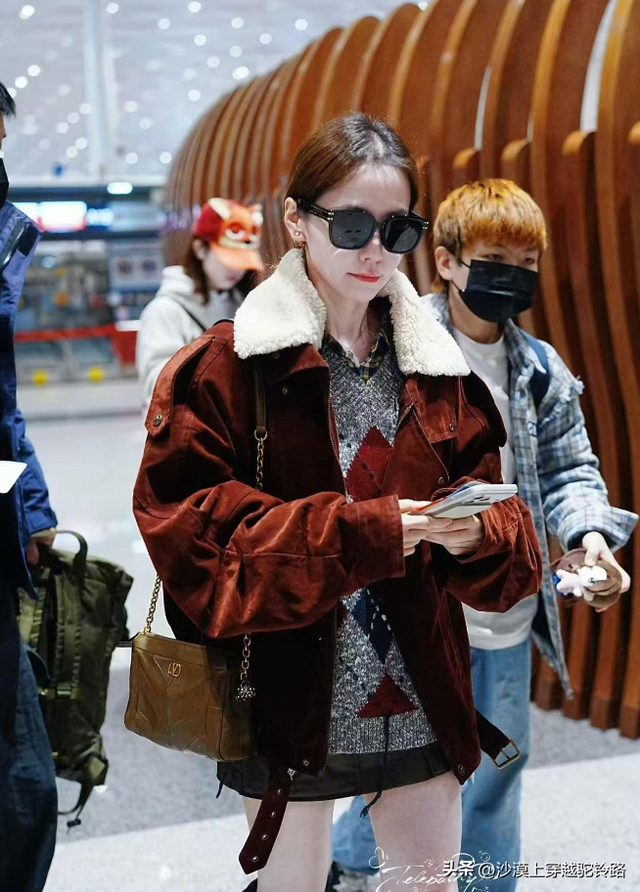 机场偶遇张靓颖！人白 个高 会打扮！