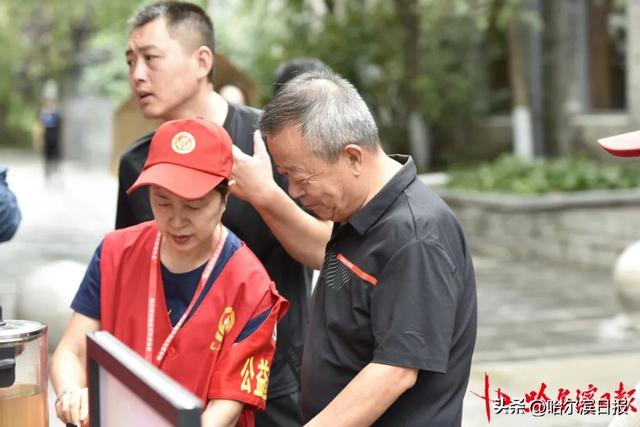 【宠客新花样】中华巴洛克历史文化街区秋日宠客上“心”：免费代茶饮赠游客，还有“红马甲”温情助游