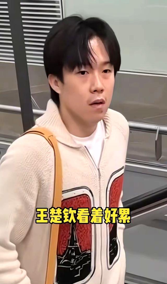 国乒终于返回北京，没想到有人一直陪伴孙颖莎，王楚钦看起来很累