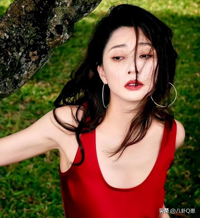 她是演员中的富婆，豪车多的开不过来，如今45岁却像年龄少女