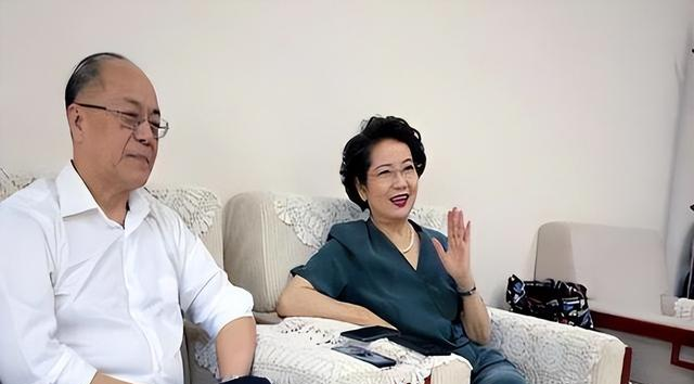 京剧女神李维康患病丈夫不离不弃，如今北京养老，北大女儿很孝顺