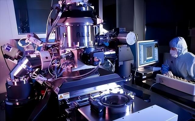 哈工大EUV光刻机突破！新加坡学者：只要成功，芯片战就会结束