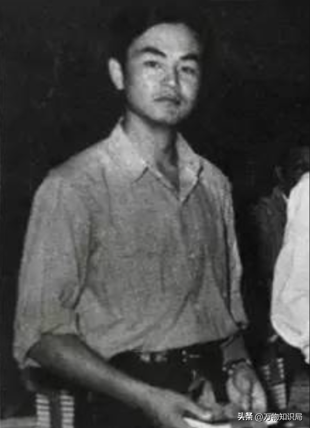 “外交男神”王毅年轻旧照，与妻子罕见同框，岳父曾是周总理秘书