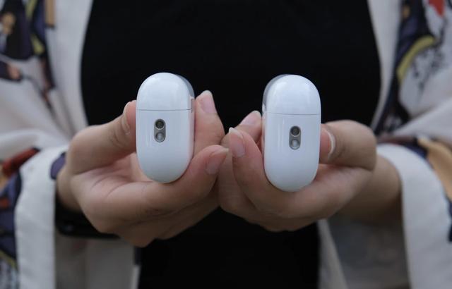 AirPods Pro 3 首发体验：降噪续航双升级，还能「听见」心跳……