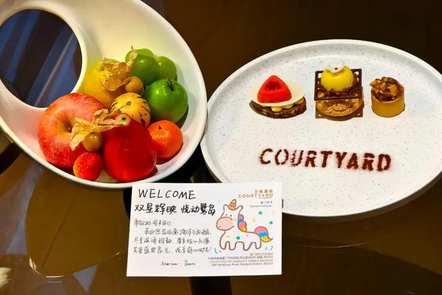 厦门这家新开业的万怡，泳池堪比W！就在五缘湾对面，海景绝了