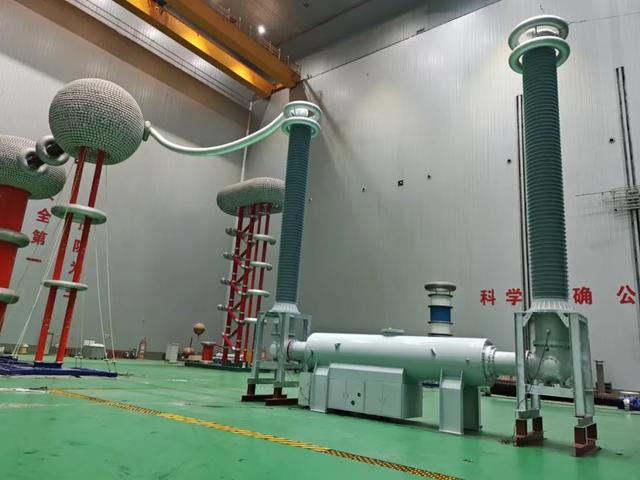 平高电气参与研发的国际首台800千伏80千安断路器通过全部试验