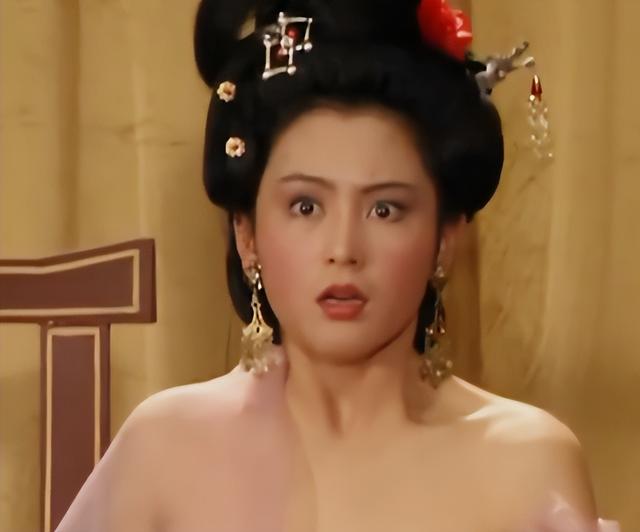 长得太美被导演占为己有，4年后生下大明星儿子，17岁就成男一号