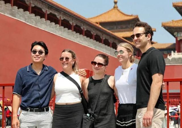 “点滴进步”汇聚成外国游客眼中的中国魅力