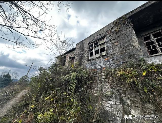 在贵州贵阳白云区的群山里，藏着一个被外界遗忘的山村，靛山村