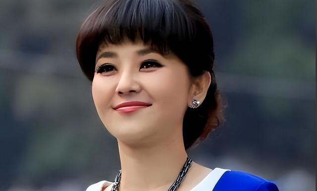 51岁主持人方琼：嫁给电视台领导，21岁儿子不仅长得像她还是学霸